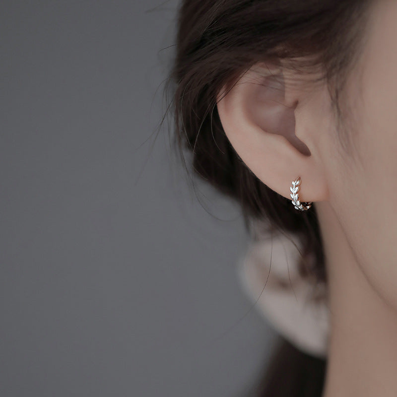 925 sterling silver leaf shaped ear buckle - silvery
