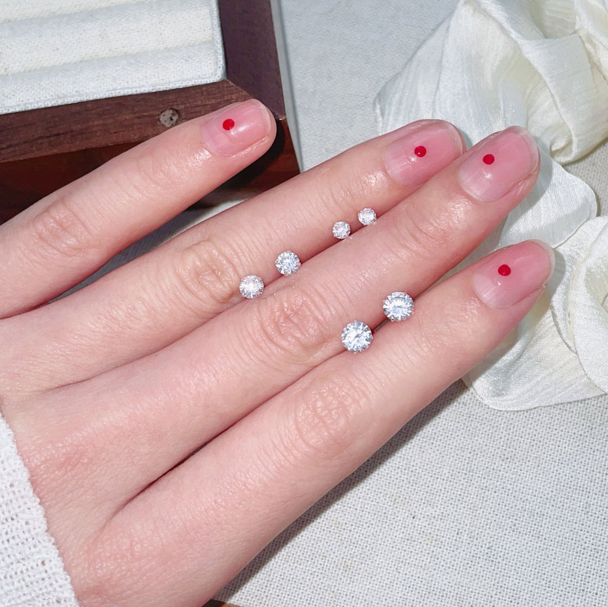 S925 sterling silver round sparkling zirconium earrings