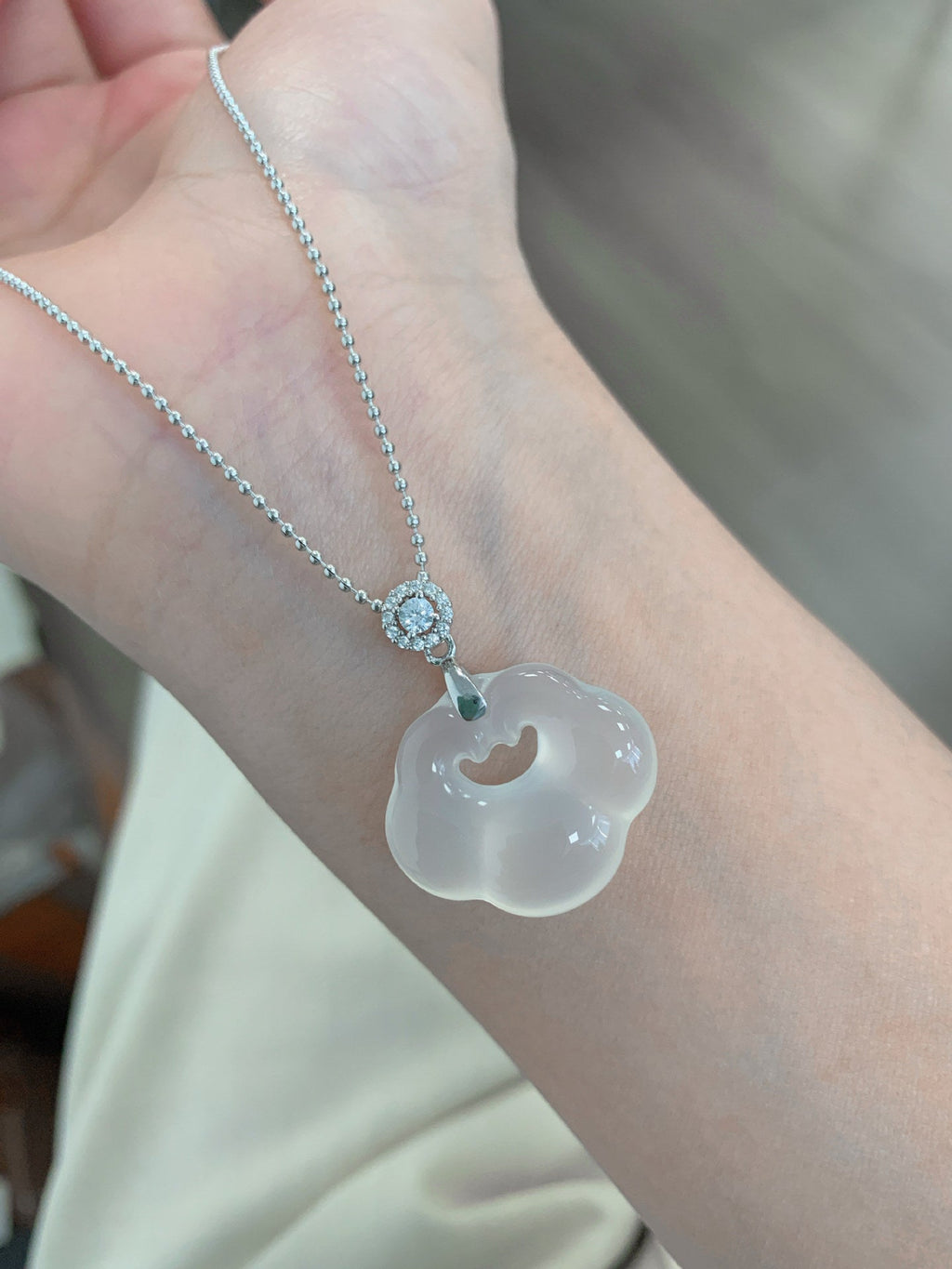 S925 pure silver natural chalcedony auspicious cloud lock necklace