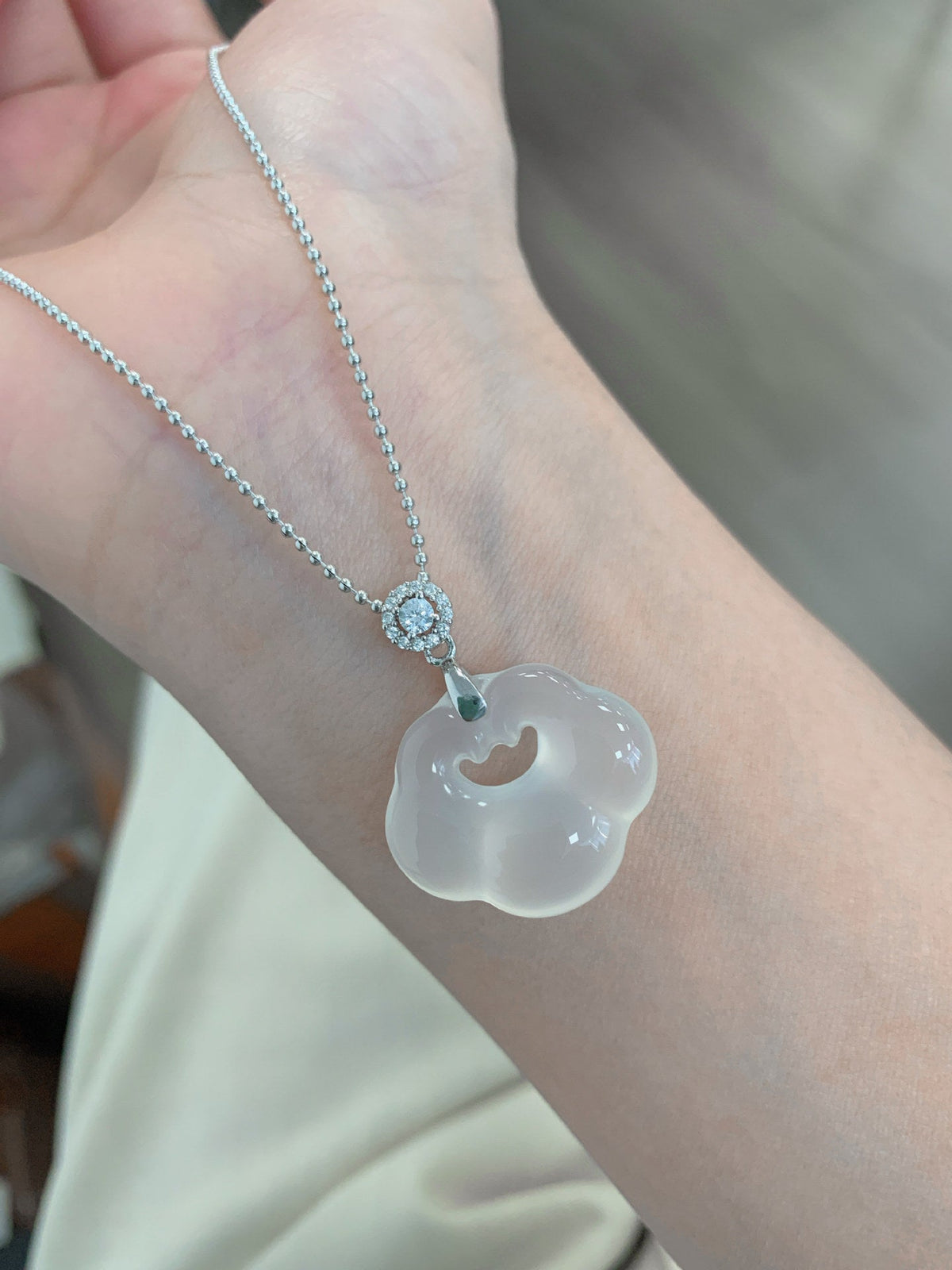 S925 pure silver natural chalcedony auspicious cloud lock necklace