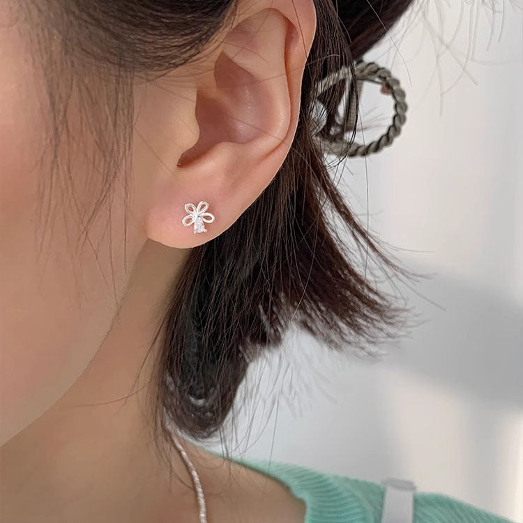 925 sterling silver small flower earrings - silvery