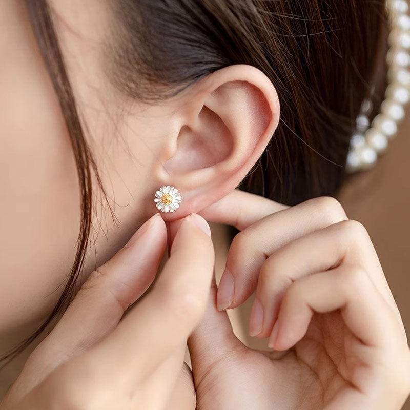S925 sterling silver daisy earrings - silvery