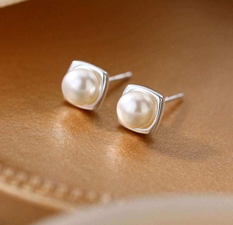 S925 sterling silver small and exquisite freshwater pearl  earrings