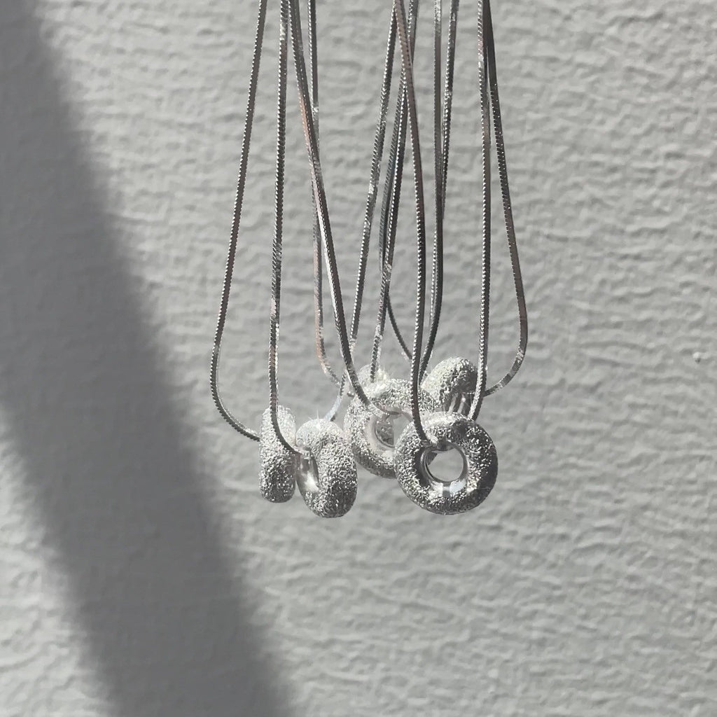 925 sterling silver circle pendant necklace - silvery