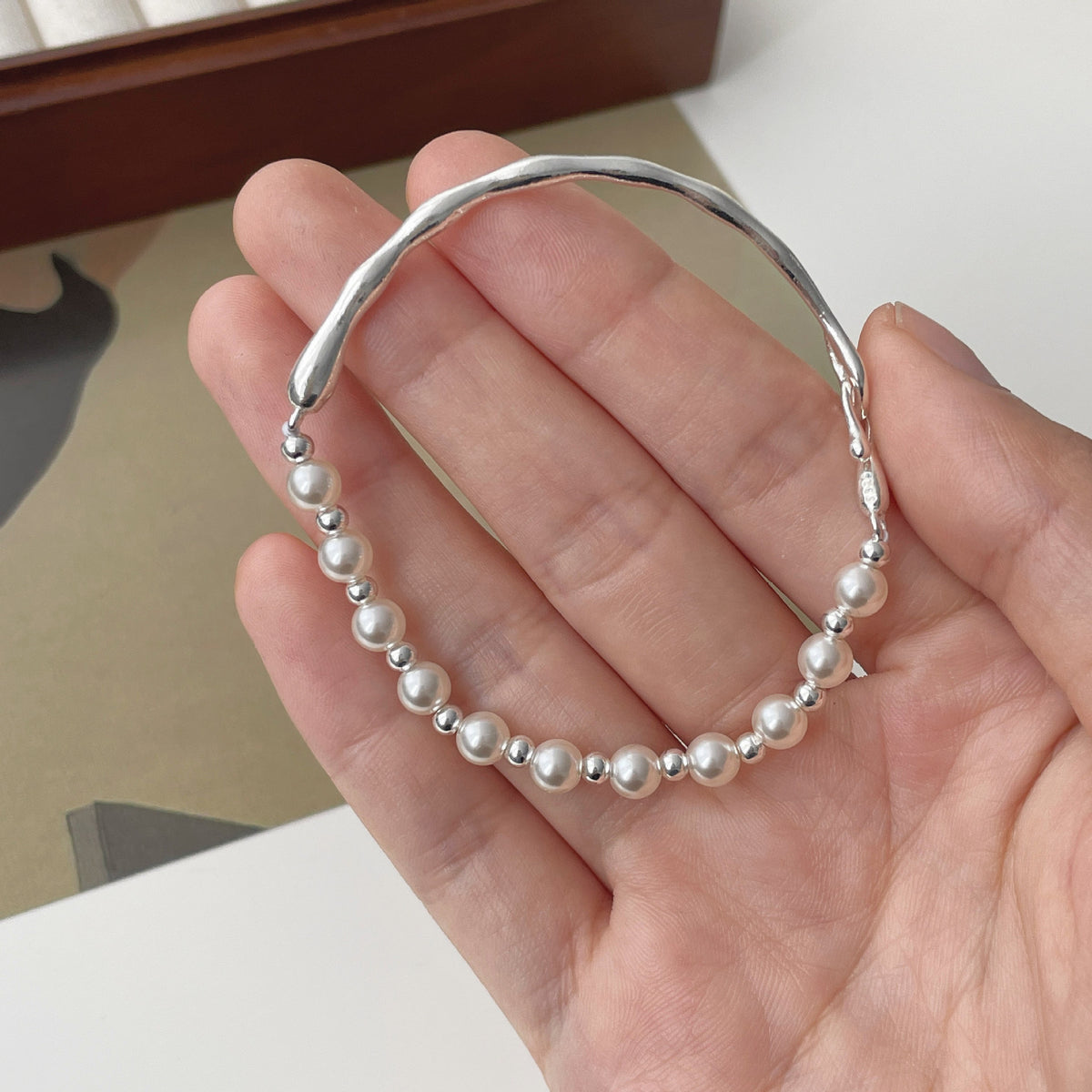 925 sterling silver asymmetrical pearl bracelet - silvery