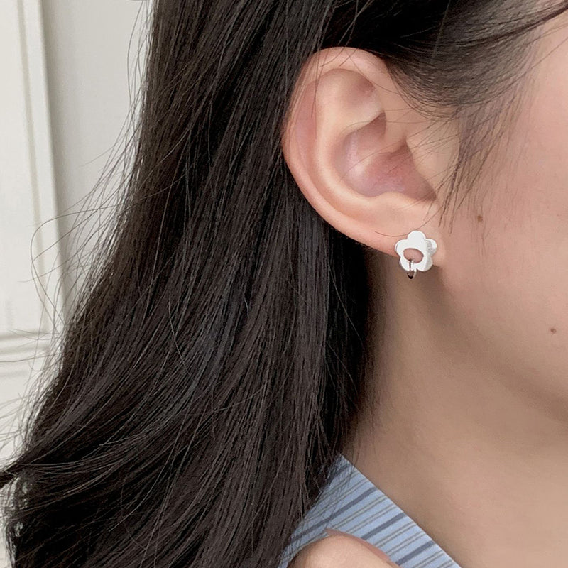 999 silver flower shaped earrings - silvery