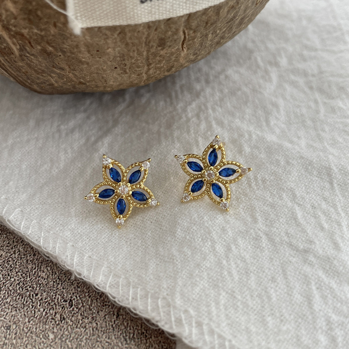 925 sterling silver flower shaped earrings - golden