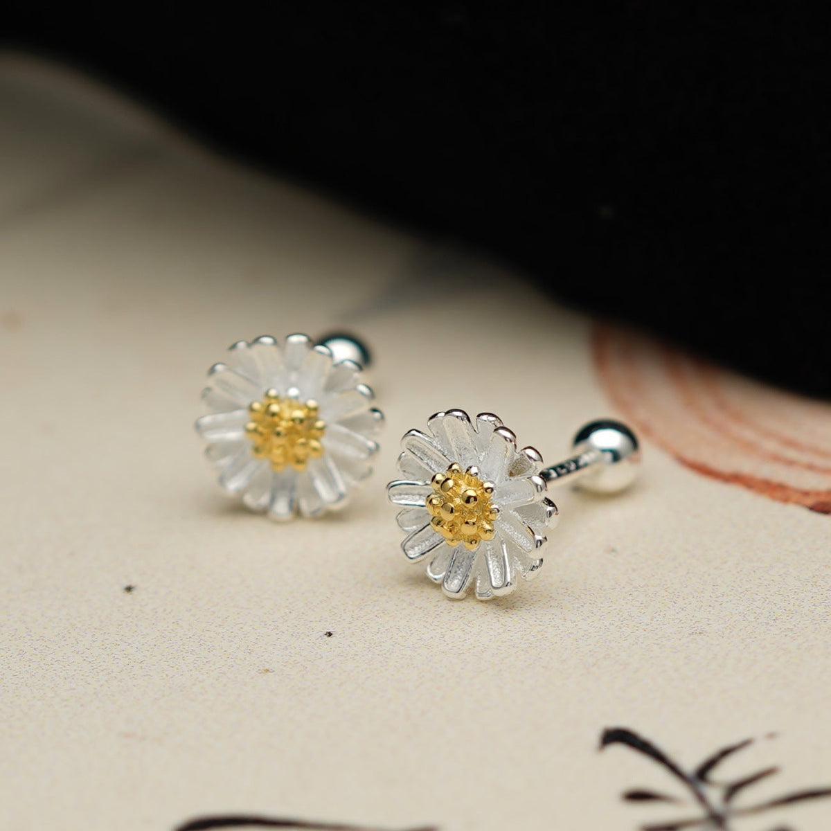 S925 sterling silver daisy earrings - silvery