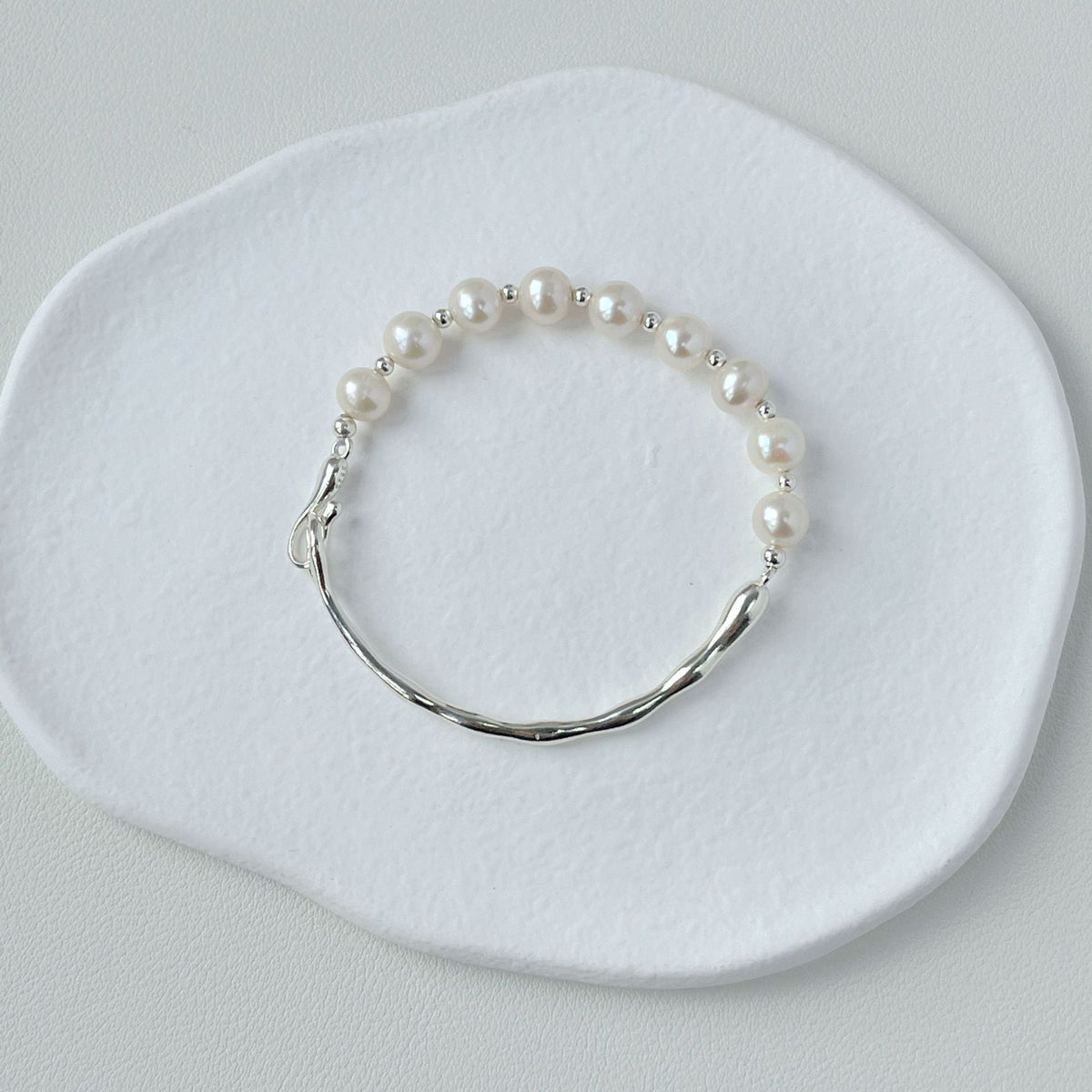 925 sterling silver asymmetrical pearl bracelet - silvery