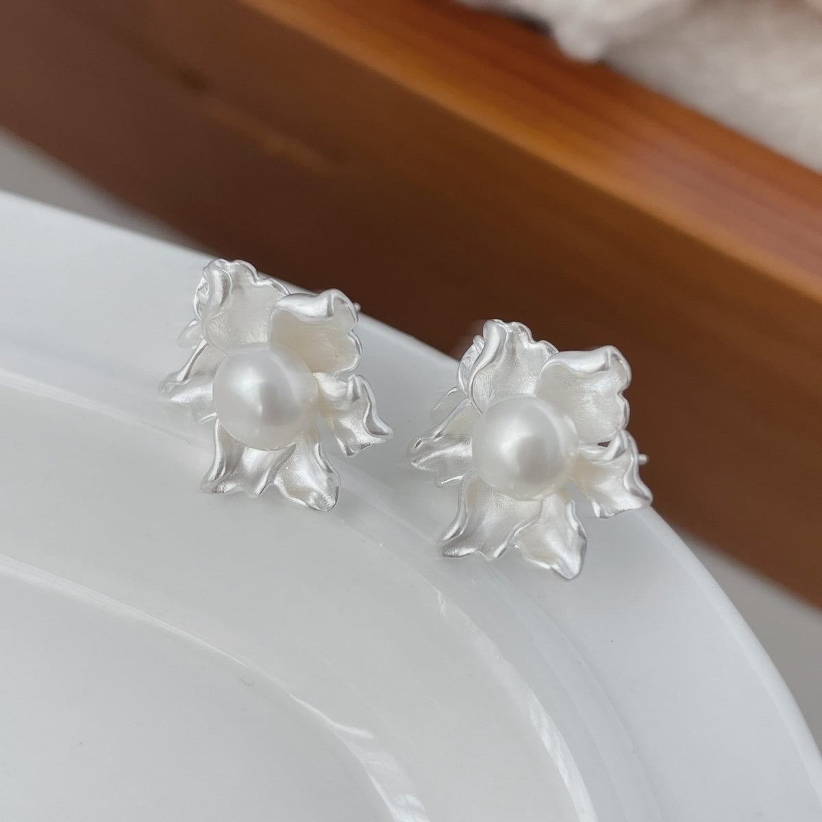 S925 sterling silver freshwater pearl flower earrings - silvery