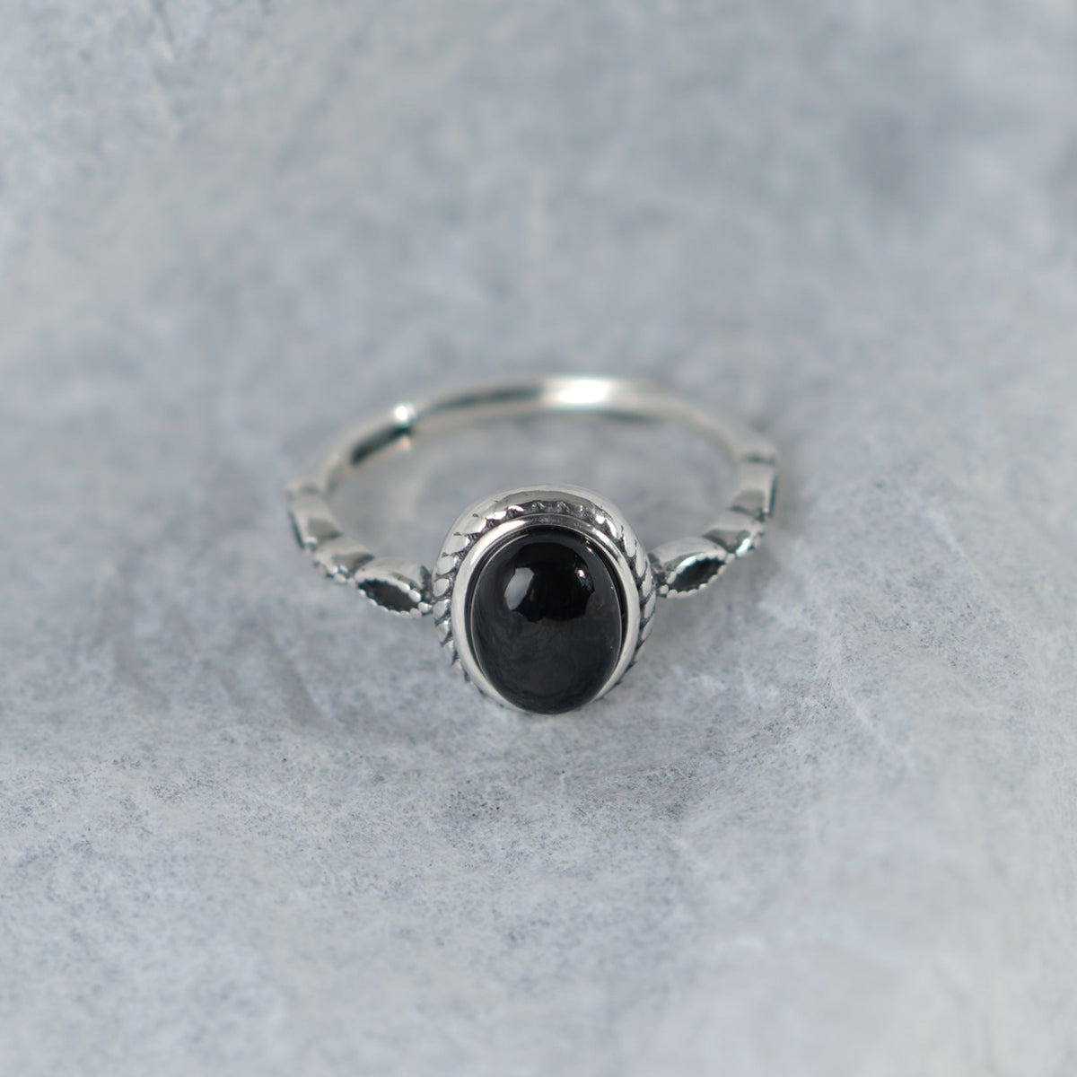 S925 sterling silver oval black agate ring-silvery