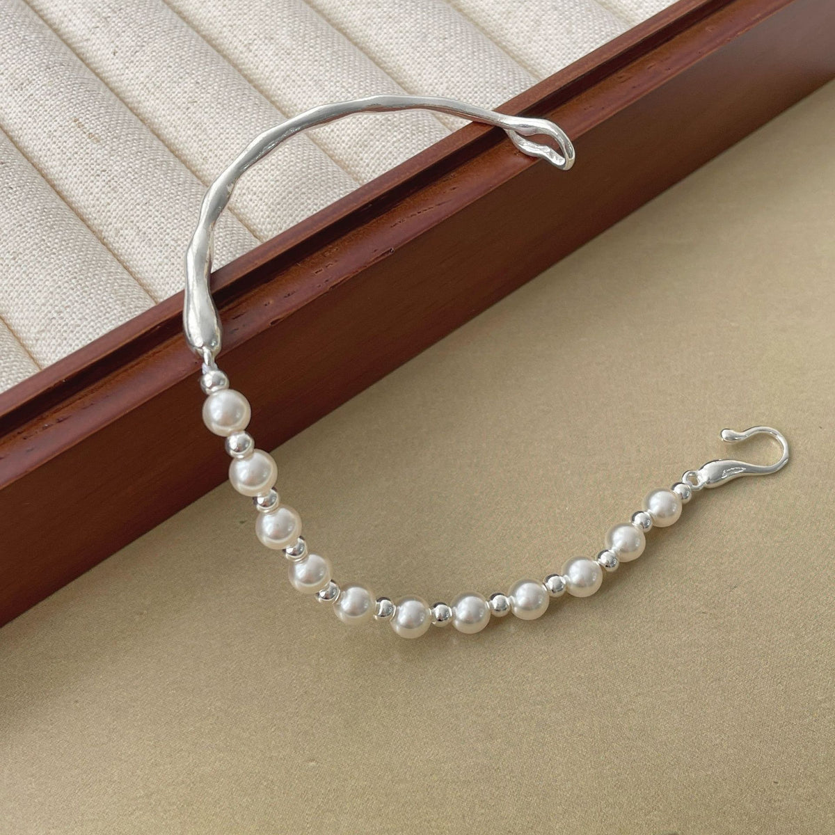 925 sterling silver asymmetrical pearl bracelet - silvery