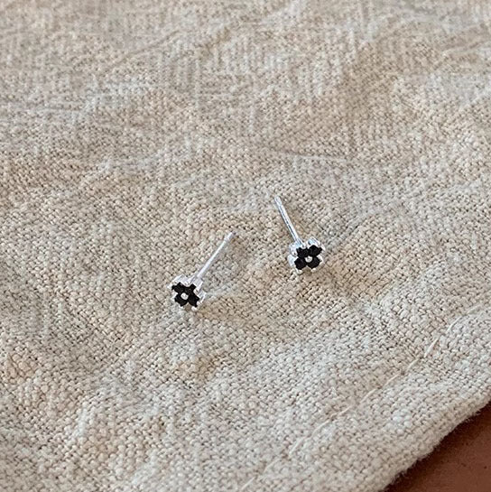 S925 sterling silver black zirconium small flower earrings - silvery