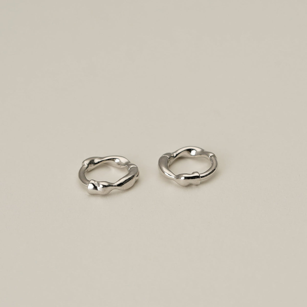 999 sterling silver Mobius shaped design circle ear buckle