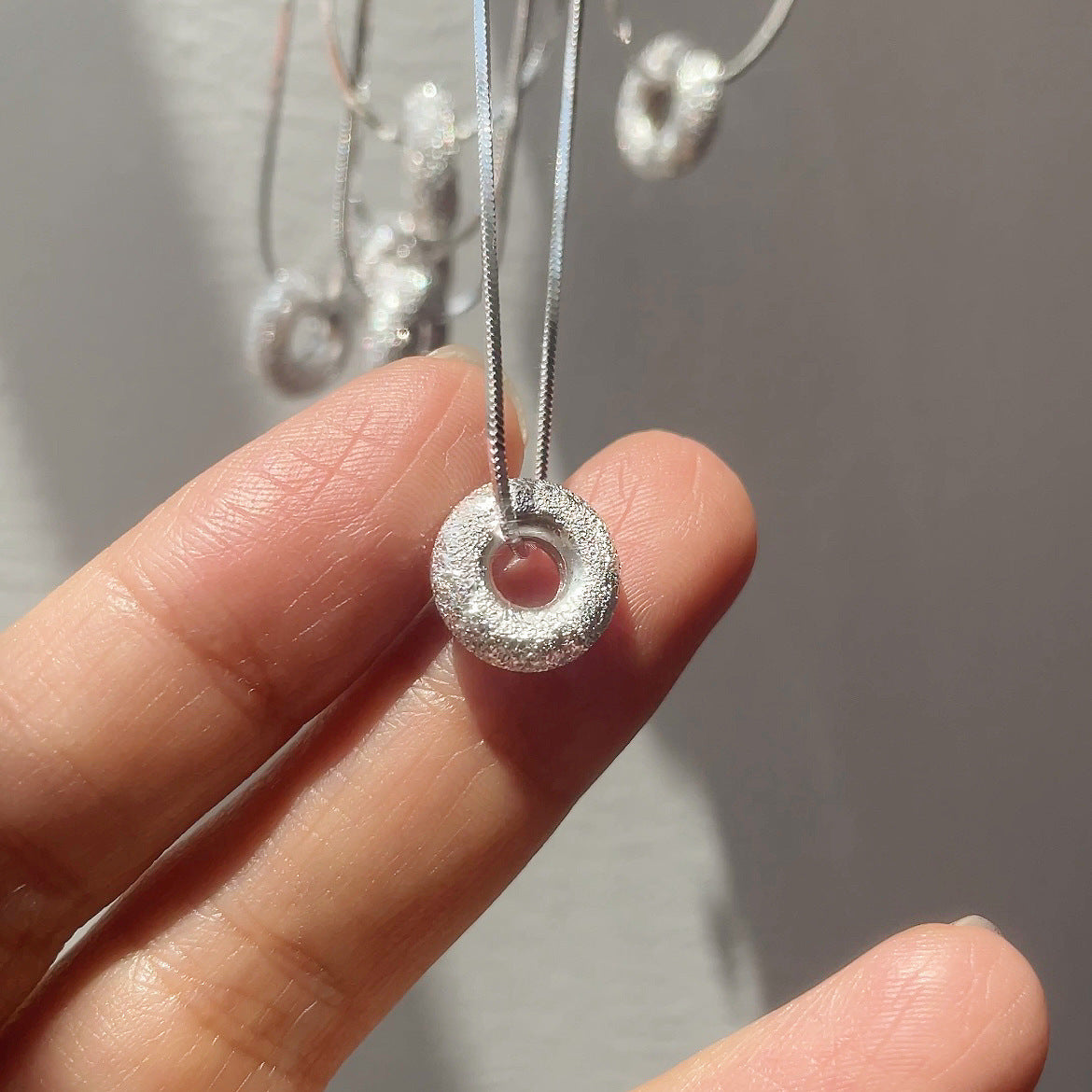 925 sterling silver circle pendant necklace - silvery