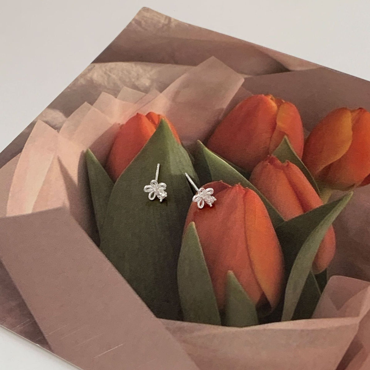 925 sterling silver small flower earrings - silvery