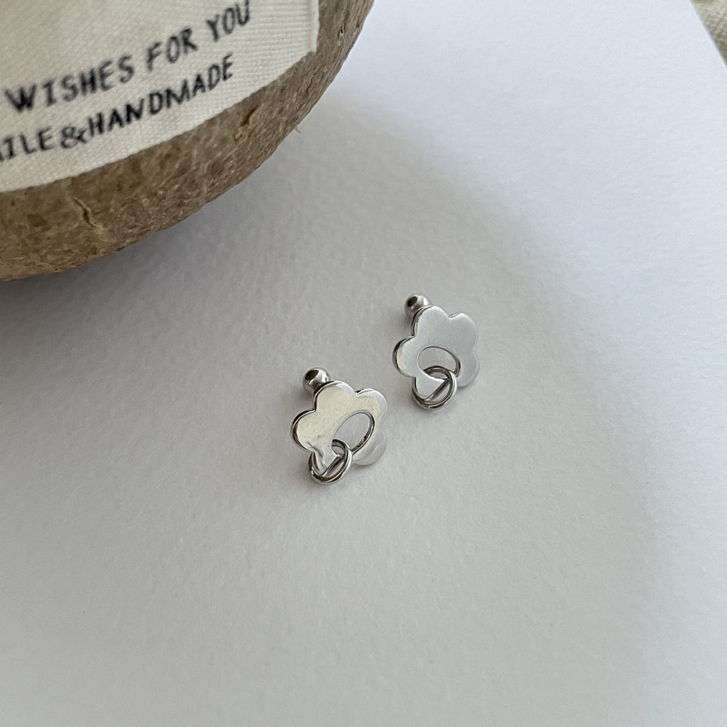 999 silver flower shaped earrings - silvery