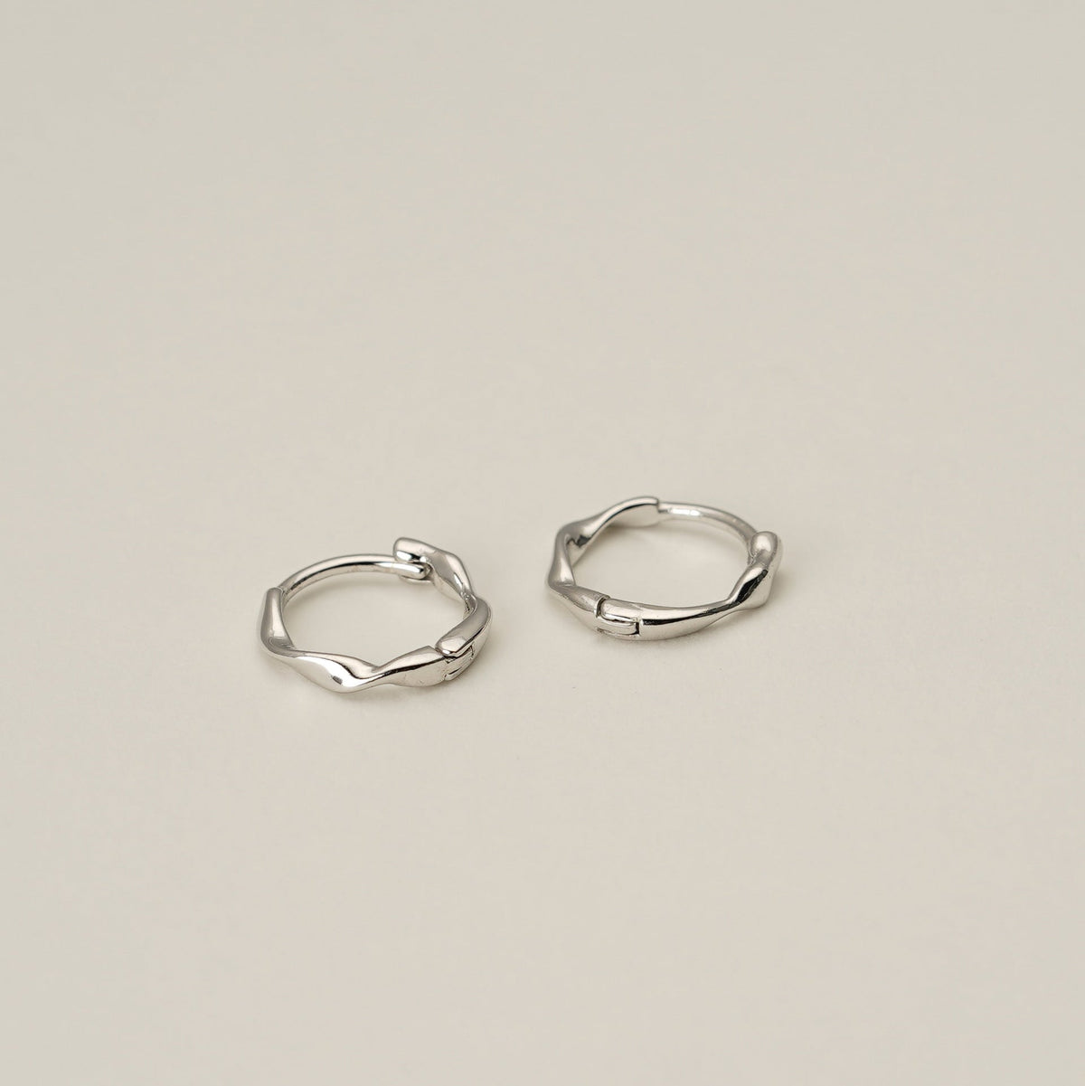 999 sterling silver Mobius shaped design circle ear buckle