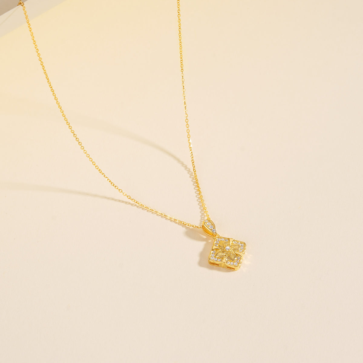 Brushed Clover Vintage Necklace – detail view 3