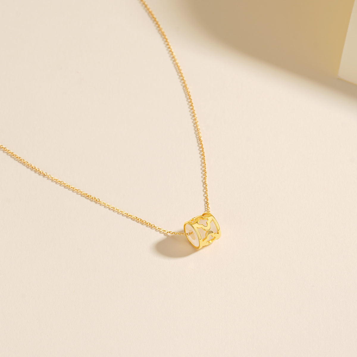 Clover Slim Waist Chalcedony Necklace – detail view 3
