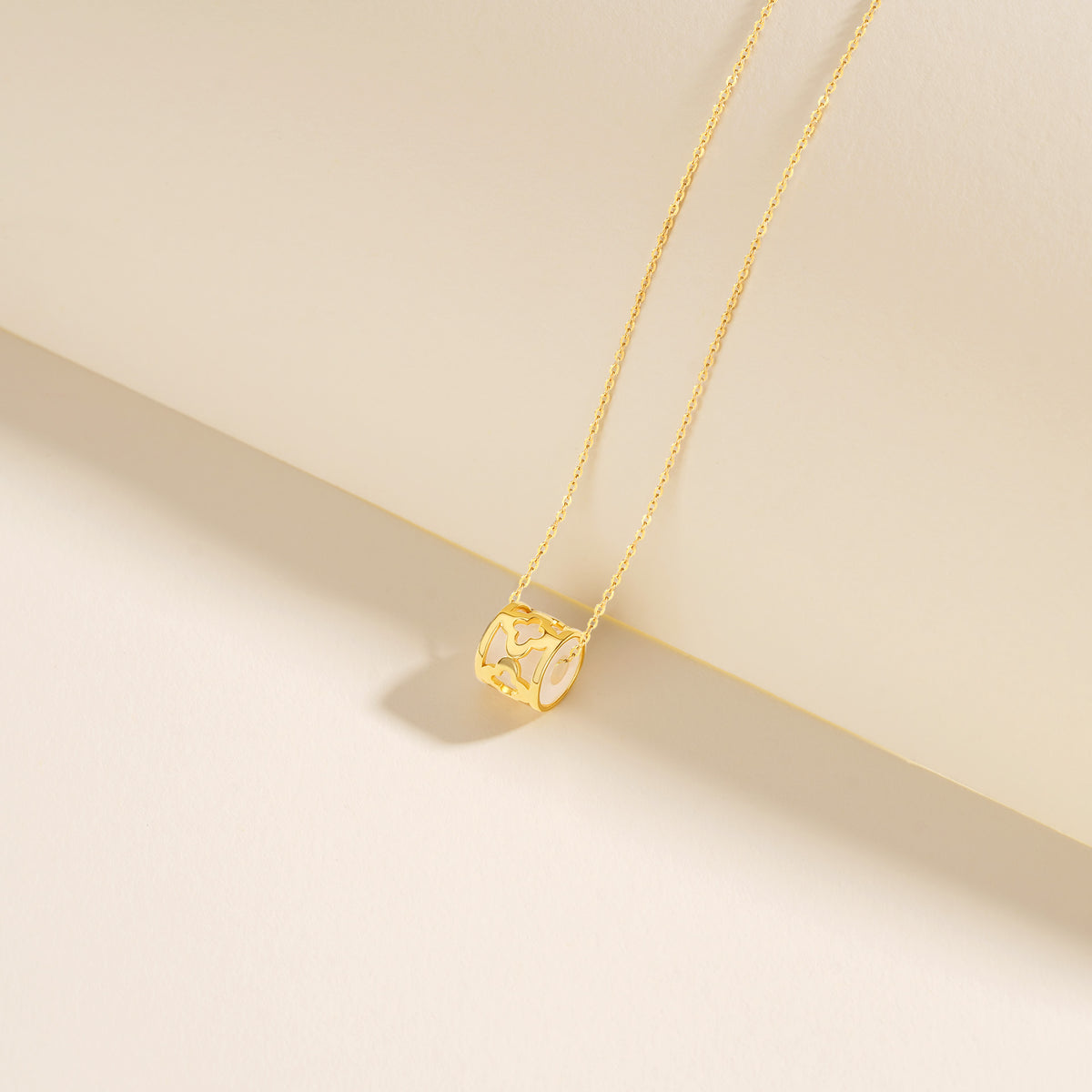 Clover Slim Waist Chalcedony Necklace – image 4