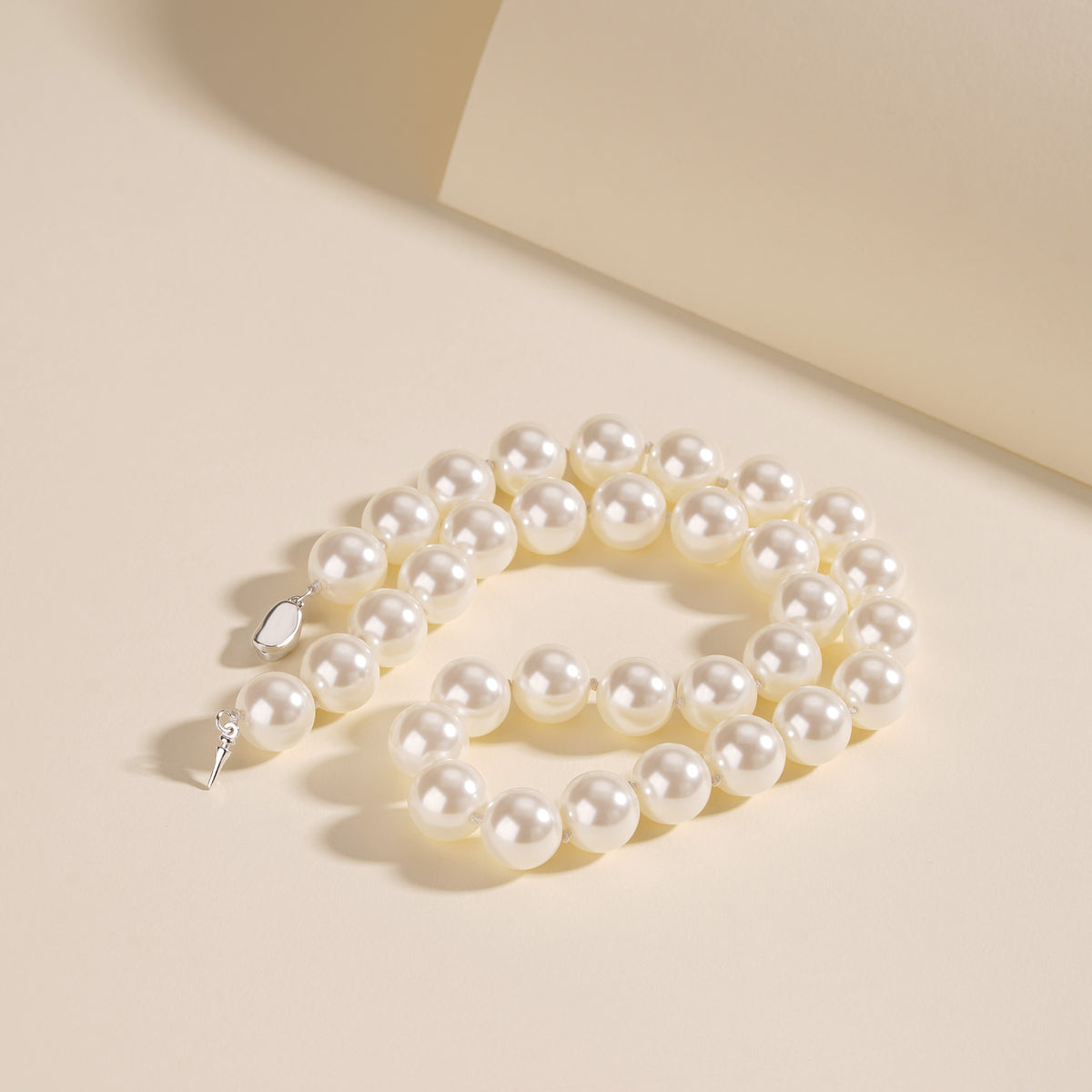 French Knot Pearl Necklace – detail view 3