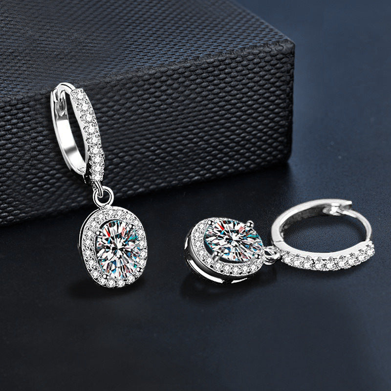 Oval Moissanite Earrings – detail view 3