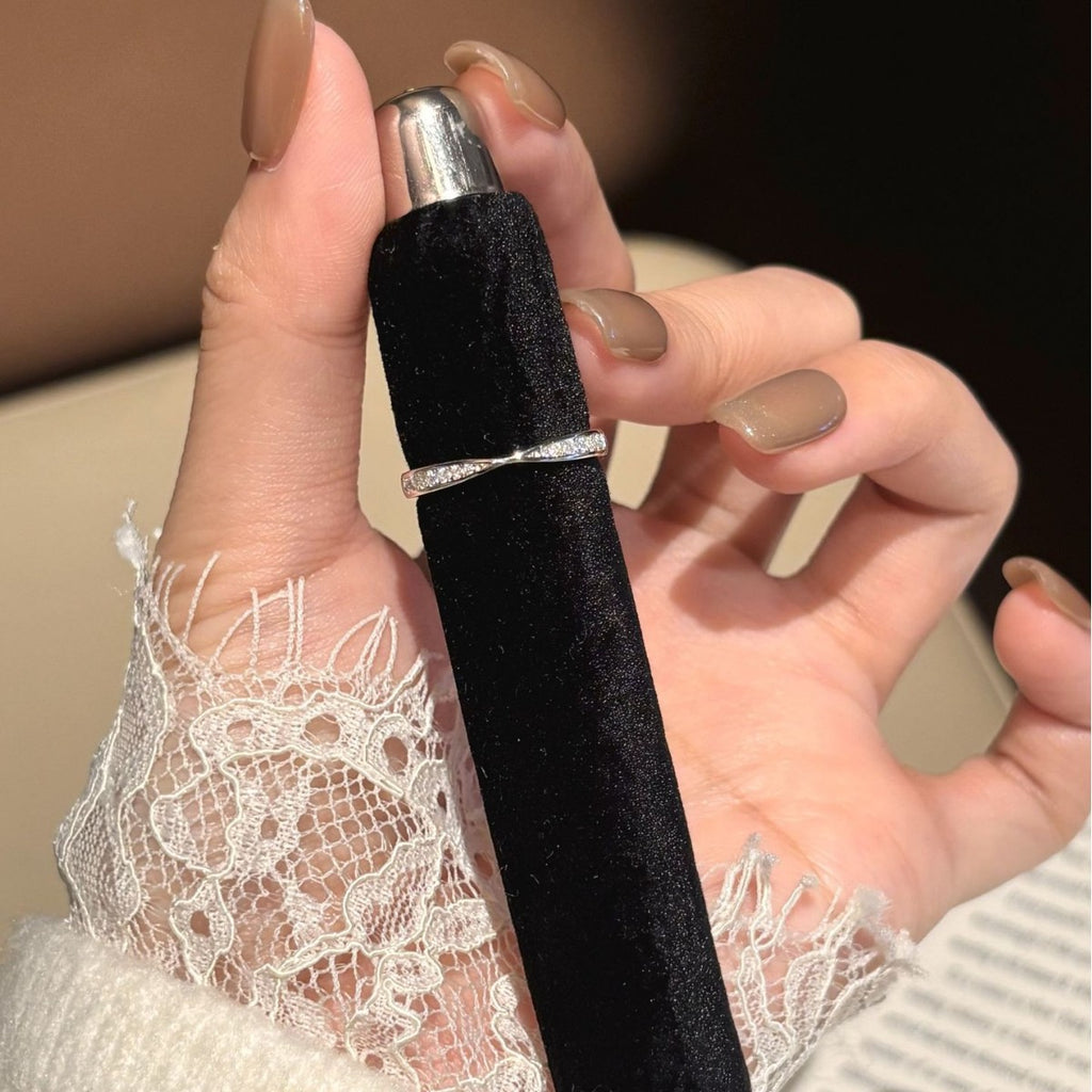 Möbius S925 Sterling Silver Moissanite Ring