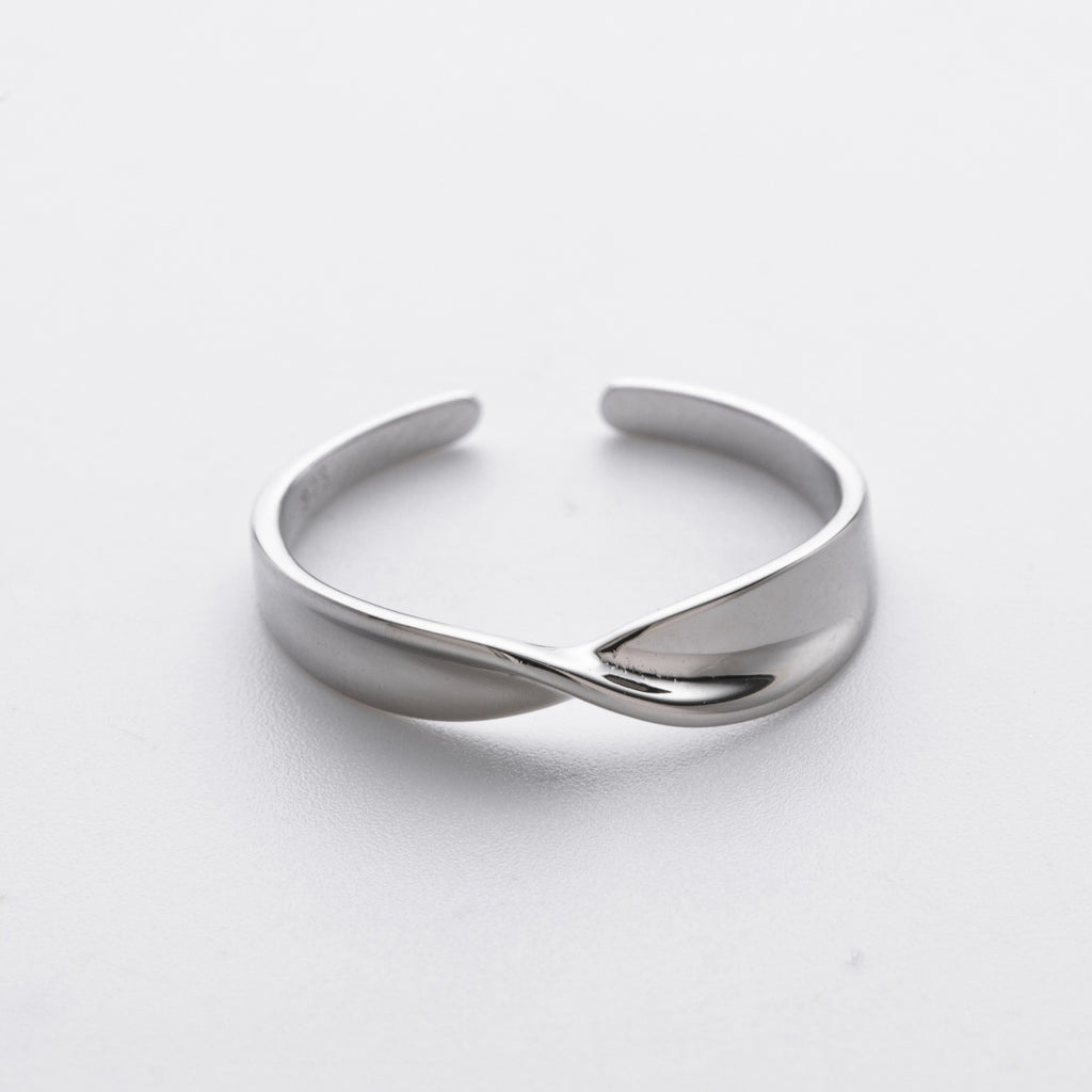 Möbius strip S925 sterling silver ring, fashionable and unique minimalist twisted pattern ring