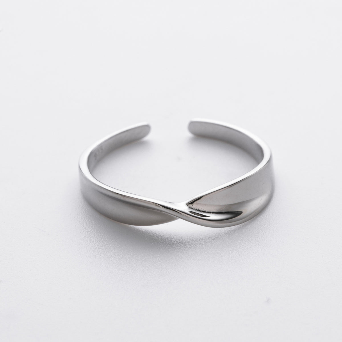 Möbius strip S925 sterling silver ring, fashionable and unique minimalist twisted pattern ring