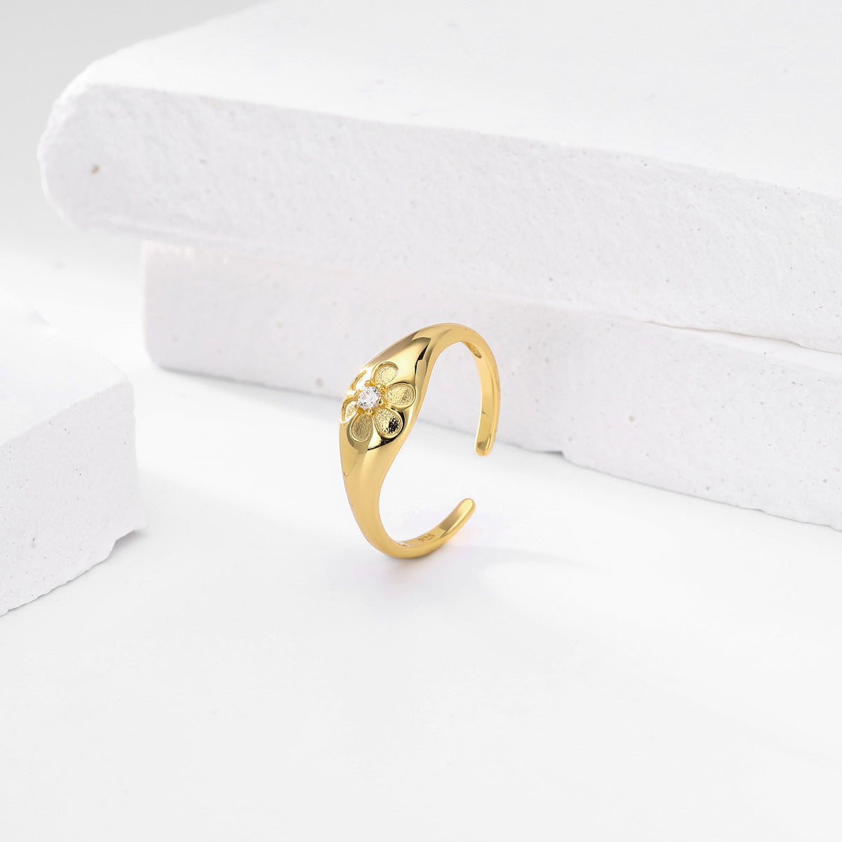 Versatile S925 sterling silver ring with sparkling diamonds and a small floral design