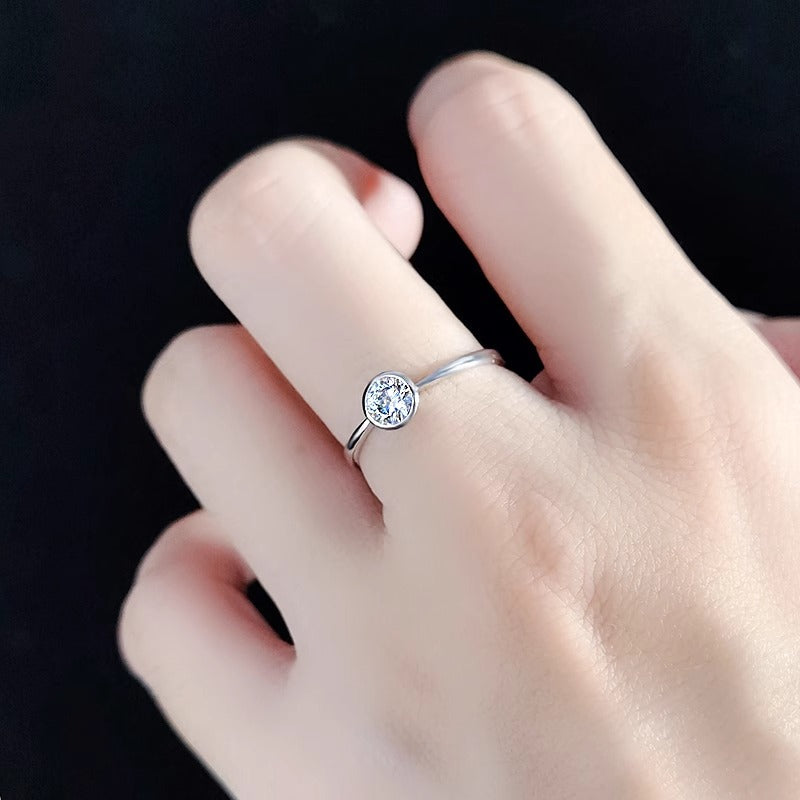 925 Sterling Silver Moissanite Round Closed Diamond Ring