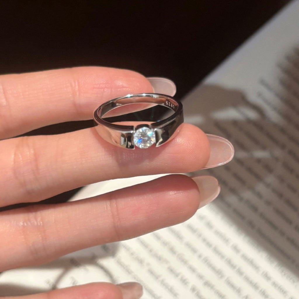 S925 Silver Classic Moissanite Ring with a Smooth Finish