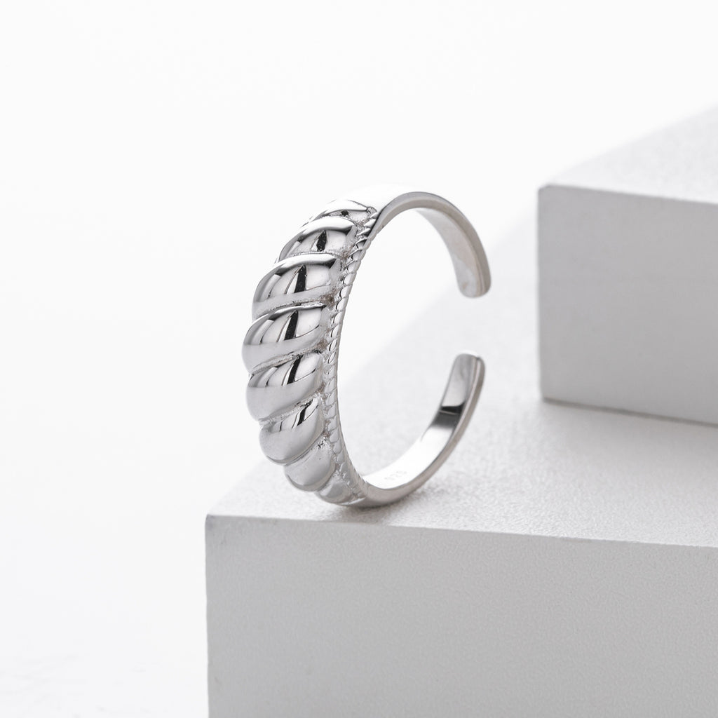 Stylish and simple S925 sterling silver croissant ring
