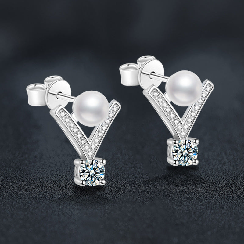 S925 sterling silver V-shaped pearl stud earrings set with D-color moissanite