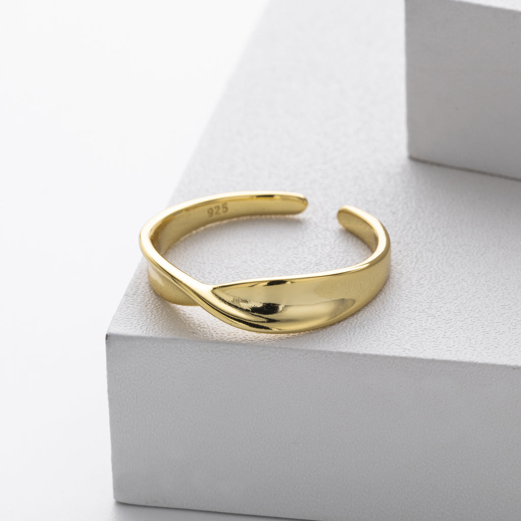 Möbius strip S925 sterling silver ring, fashionable and unique minimalist twisted pattern ring