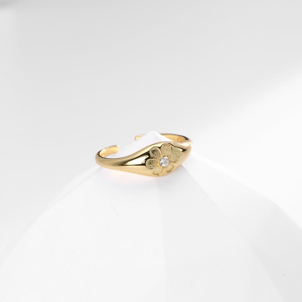 Versatile S925 sterling silver ring with sparkling diamonds and a small floral design