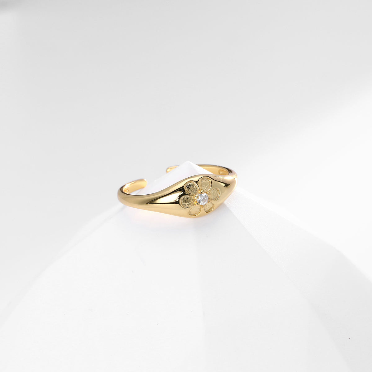 Versatile S925 sterling silver ring with sparkling diamonds and a small floral design