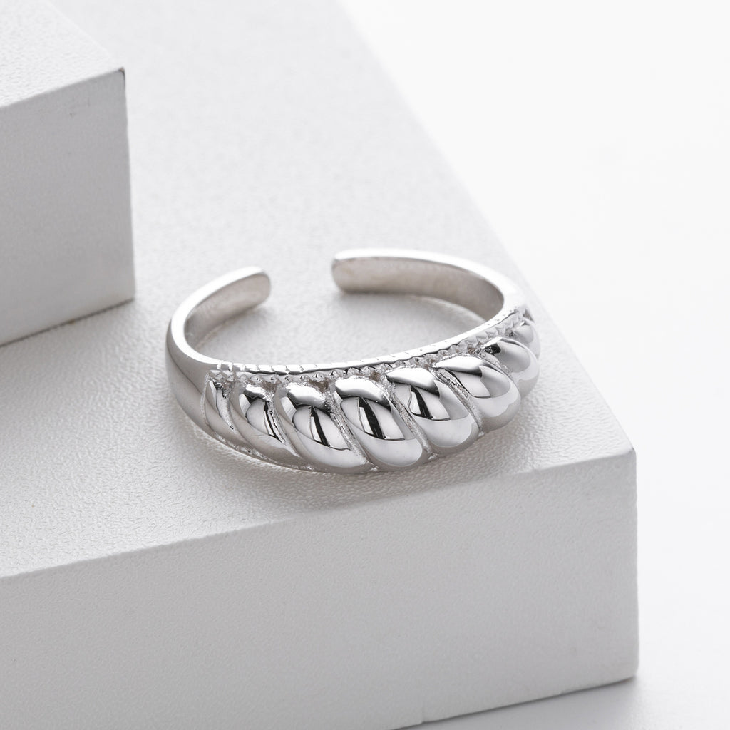 Stylish and simple S925 sterling silver croissant ring