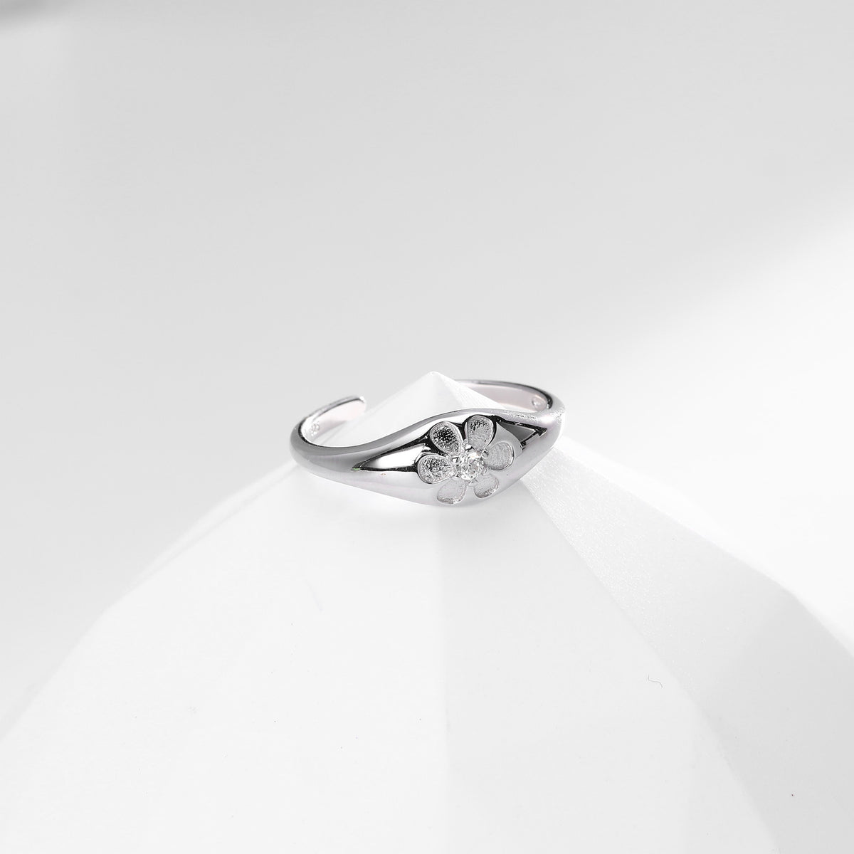 Versatile S925 sterling silver ring with sparkling diamonds and a small floral design