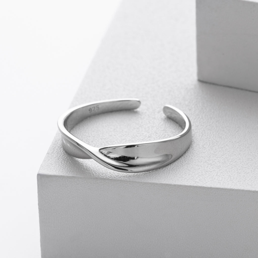 Möbius strip S925 sterling silver ring, fashionable and unique minimalist twisted pattern ring