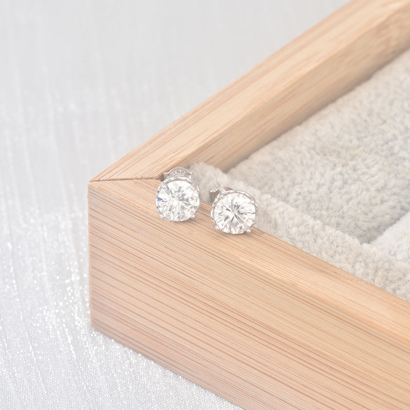 Simple and versatile moissanite 925 sterling silver classic four-prong stud earrings