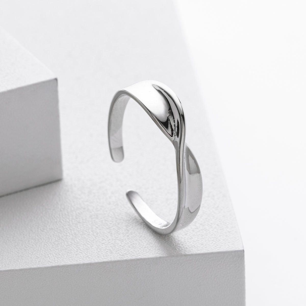 Möbius strip S925 sterling silver ring, fashionable and unique minimalist twisted pattern ring