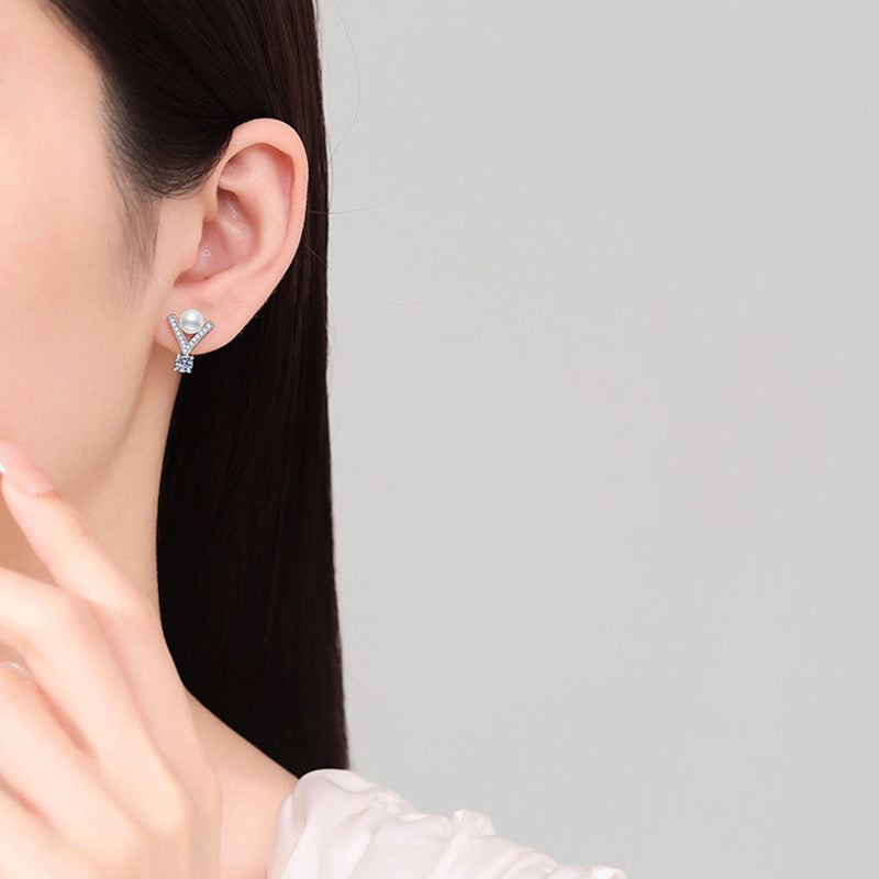 S925 sterling silver V-shaped pearl stud earrings set with D-color moissanite