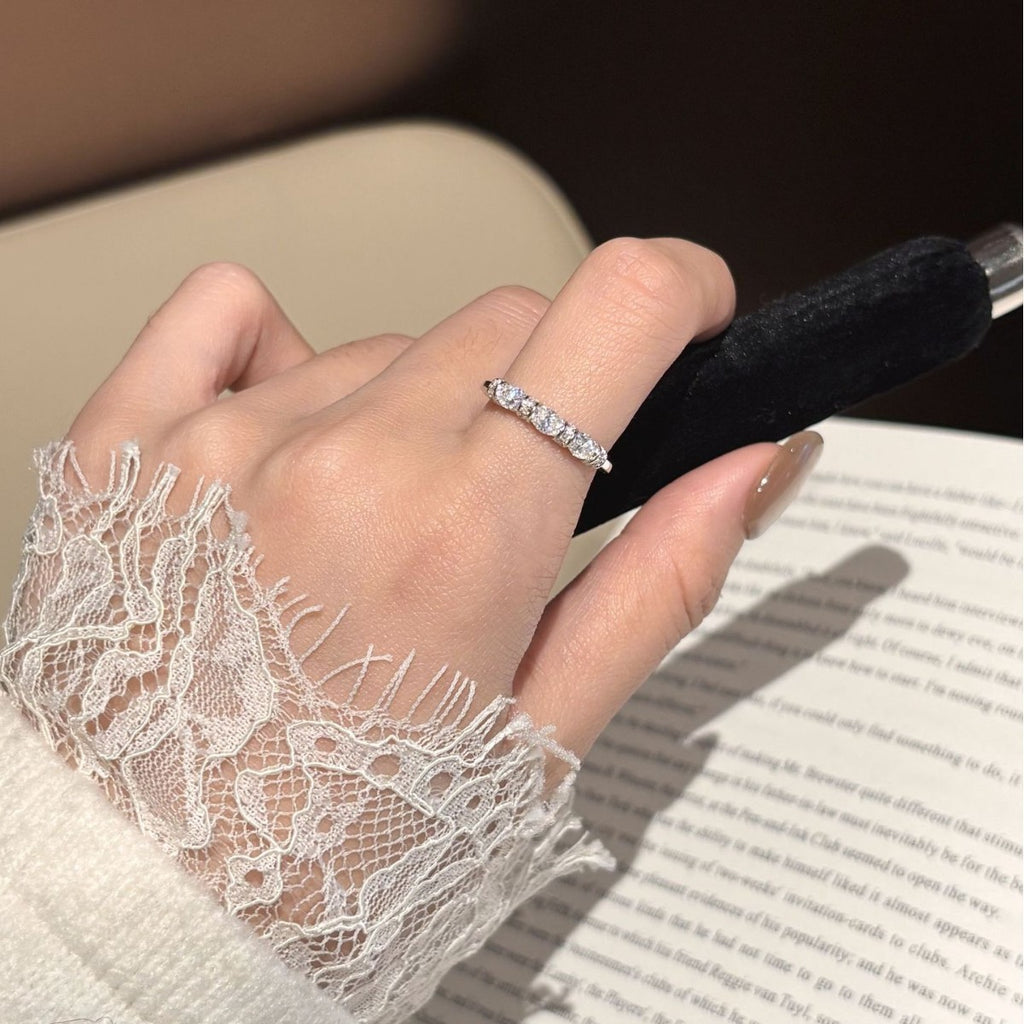 S925 Sterling Silver Closed-Band Oval Moissanite Ring