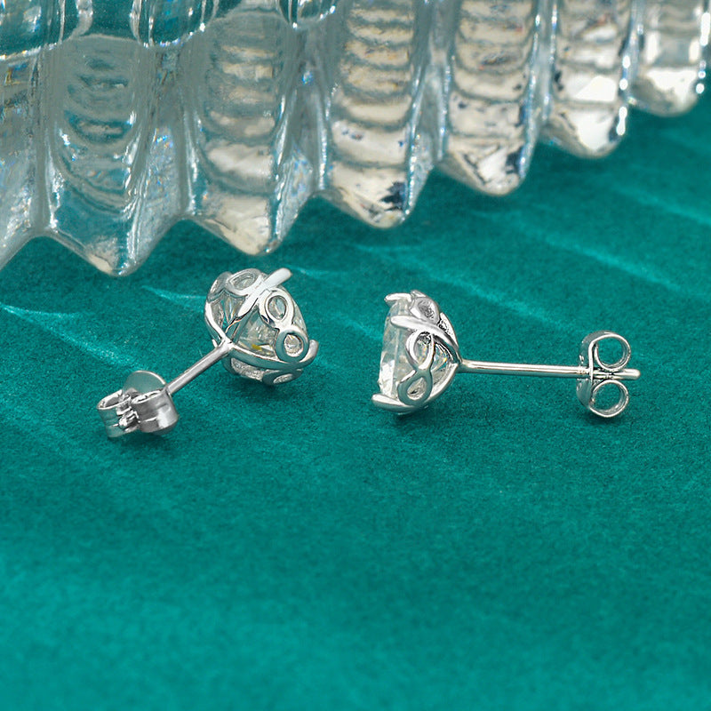 Simple and versatile moissanite 925 sterling silver classic four-prong stud earrings