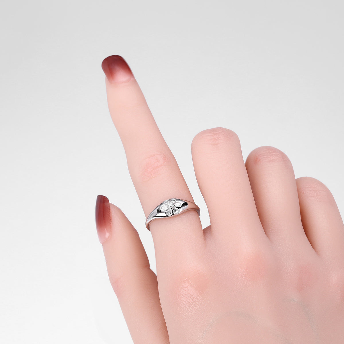 Versatile S925 sterling silver ring with sparkling diamonds and a small floral design