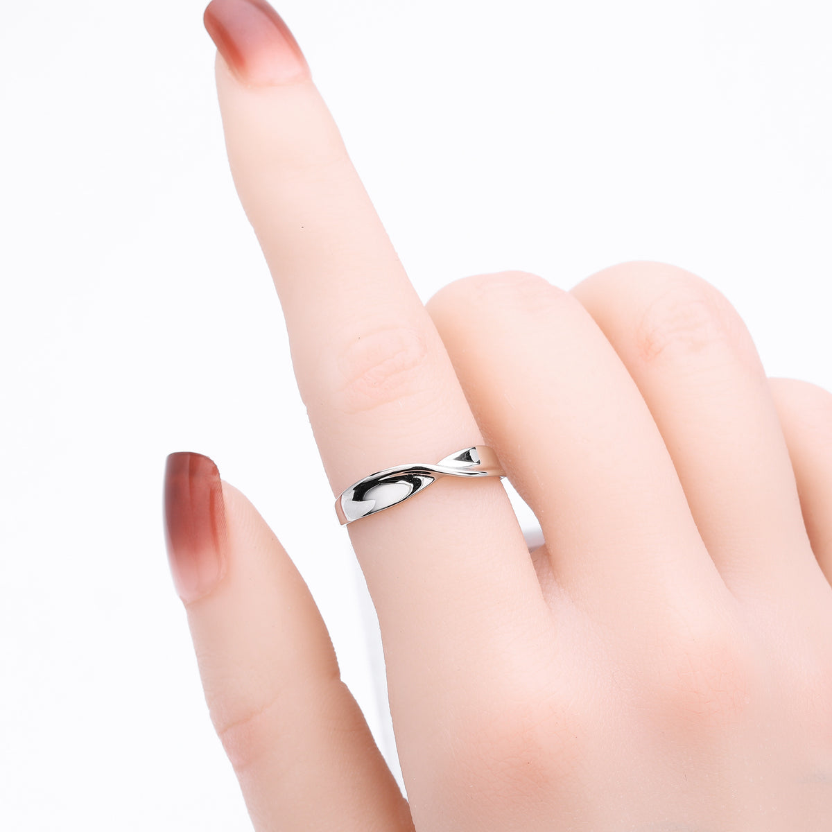 Möbius strip S925 sterling silver ring, fashionable and unique minimalist twisted pattern ring