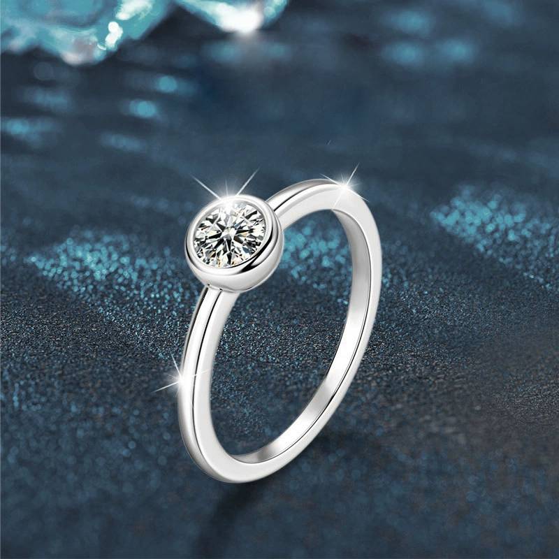 925 Sterling Silver Moissanite Round Closed Diamond Ring