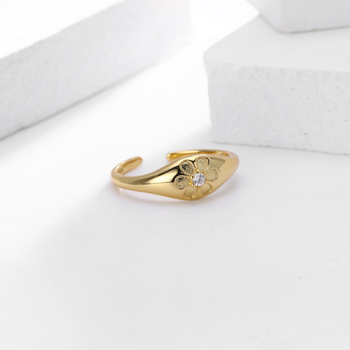 Versatile S925 sterling silver ring with sparkling diamonds and a small floral design